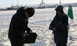 Ledas. Žvejai. Laivas. Inspektoriai