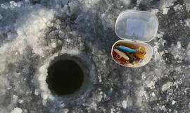 Ledas. Žvejai. Laivas. Inspektoriai