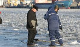 Ledas. Žvejai. Laivas. Inspektoriai