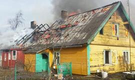 Drevernoje ugnis suniokojo senolių namus