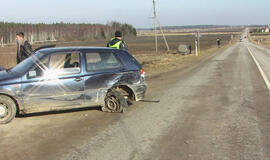 Į avariją pateko prie pat namų kiemo