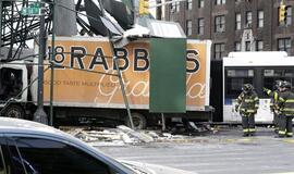 Niujorke per autobuso ir sunkvežimio avariją žuvo žmogus, dar keturi sužeisti