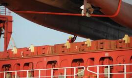 Į klaipėdą atgabentas keltas, kuris plaukios į Nidą