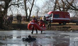 Ugniagesiai vaidina skęstančiuosius