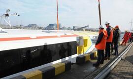 Į klaipėdą atgabentas keltas, kuris plaukios į Nidą