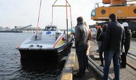 Į klaipėdą atgabentas keltas, kuris plaukios į Nidą