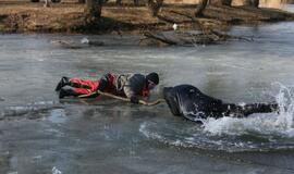 Ugniagesiai vaidina skęstančiuosius