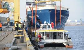 Į klaipėdą atgabentas keltas, kuris plaukios į Nidą