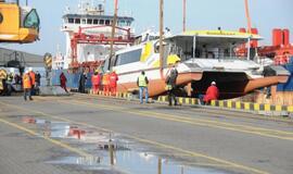 Į klaipėdą atgabentas keltas, kuris plaukios į Nidą