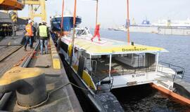 Į klaipėdą atgabentas keltas, kuris plaukios į Nidą