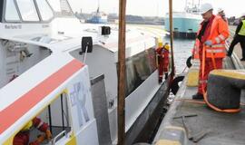 Į klaipėdą atgabentas keltas, kuris plaukios į Nidą