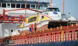 Į klaipėdą atgabentas keltas, kuris plaukios į Nidą