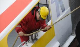 Į klaipėdą atgabentas keltas, kuris plaukios į Nidą