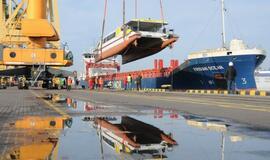 Į klaipėdą atgabentas keltas, kuris plaukios į Nidą