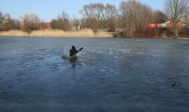 Ugniagesiai vaidina skęstančiuosius