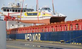 Į klaipėdą atgabentas keltas, kuris plaukios į Nidą