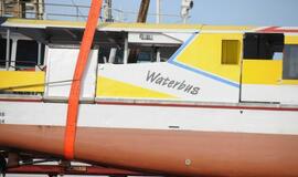 Į klaipėdą atgabentas keltas, kuris plaukios į Nidą