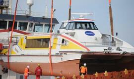 Į klaipėdą atgabentas keltas, kuris plaukios į Nidą