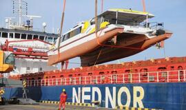 Į klaipėdą atgabentas keltas, kuris plaukios į Nidą