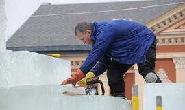 Ledo skulptūra Teatro aikštėje