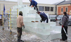 Teatro aikštėje kyla rekordinė ledo skulptūra