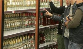 Trijulė pavogė keturis pusantro litro sidro butelius