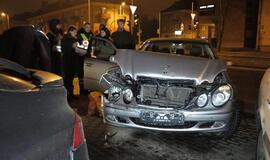 Mergina nesuvaldė ir sudaužė "Mercedes"