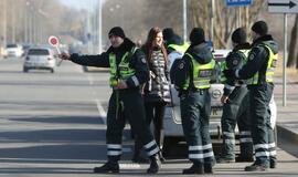 Tulpės moterims - ir iš policininkų rankų