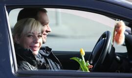Tulpės moterims - ir iš policininkų rankų