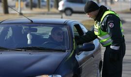 Tulpės moterims - ir iš policininkų rankų