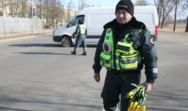 Tulpės moterims - ir iš policininkų rankų