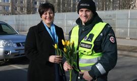 Tulpės moterims - ir iš policininkų rankų