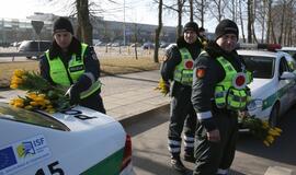 Tulpės moterims - ir iš policininkų rankų