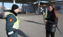 Tulpės moterims - ir iš policininkų rankų