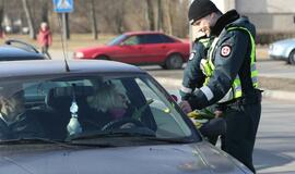 Tulpės moterims - ir iš policininkų rankų