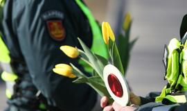 Tulpės moterims - ir iš policininkų rankų