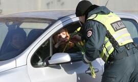 Tulpės moterims - ir iš policininkų rankų