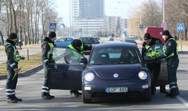 Tulpės moterims - ir iš policininkų rankų