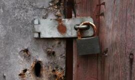 Šilutėje policijos pareigūnai išaiškino į garažus „įsisukusius“ vagis (video)