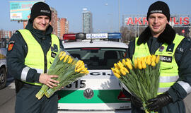 Tulpės moterims - ir iš policininkų rankų