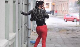 Vaikinai telefonu pliurpia daugiau nei merginos