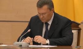 Viktoras Janukovyčius per spaudos konferenciją sulaužė rašiklį (video)