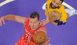 Donatas Motiejūnas rungtynėse su "Lakers" pelnė 13 taškų ir atkovojo 15 kamuolių