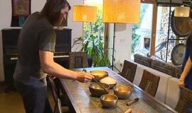 Gongo garsas ištraukia slepiamas įtampas