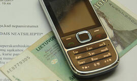 Iš garbaus amžiaus moters išviliojo 3000 litų