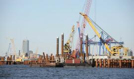 Baigti kalti poliai SGD terminalo krantinei