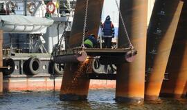 Baigti kalti poliai SGD terminalo krantinei