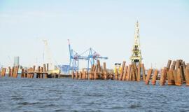 Baigti kalti poliai SGD terminalo krantinei