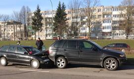 Skubantis studentas rėžėsi į BMW galą