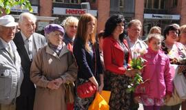 Atidengtas bareljefas Saliui Šemeriui atminti